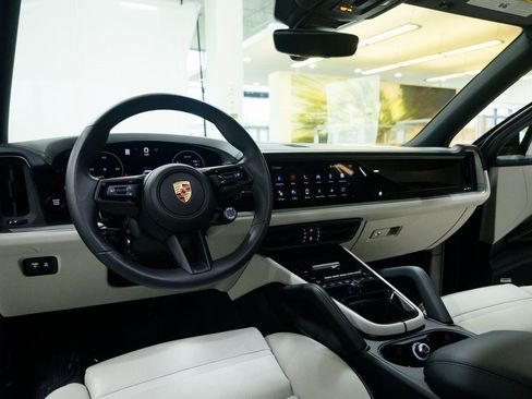 Used 2025 Porsche Cayenne image 12