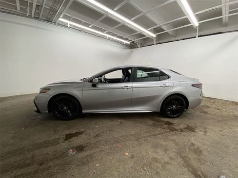 Used 2024 Toyota Camry SE image 3