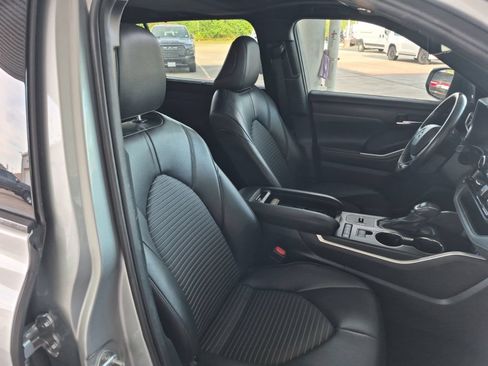 Used 2022 Toyota Highlander XSE FWD image 6