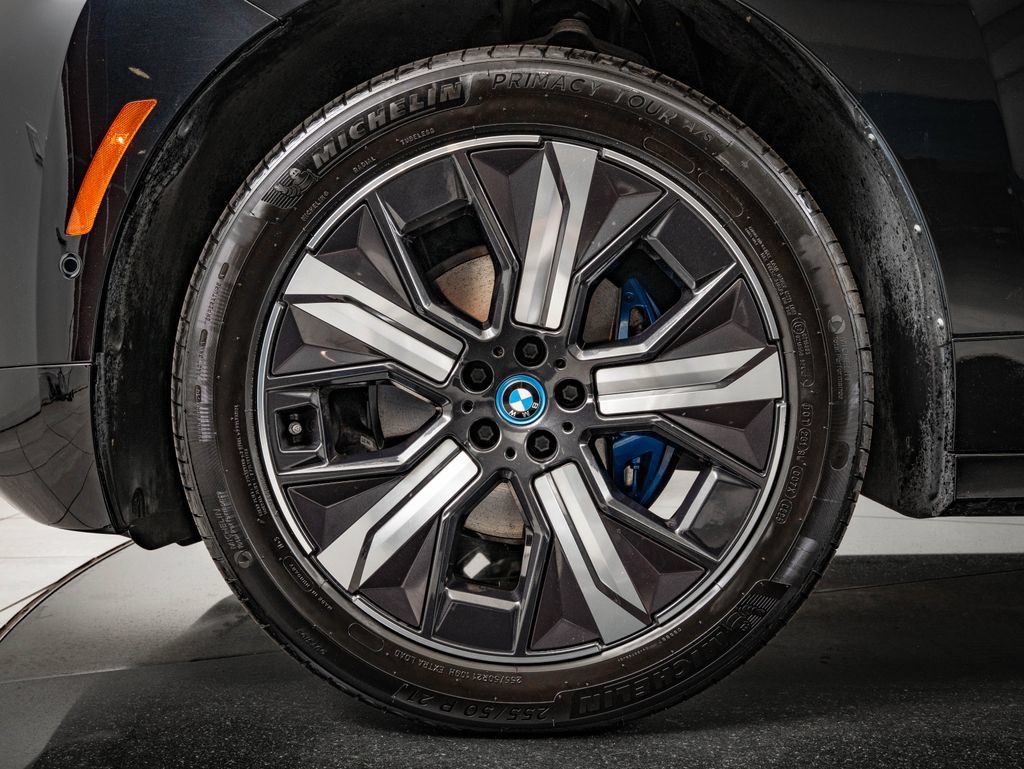 Used 2023 BMW iX xDrive50 w/ Sport Package AWD/4WD image 13