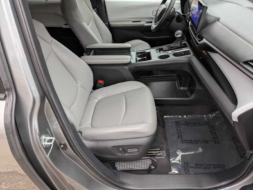 Used 2026 Toyota Sienna XLE FWD image 41