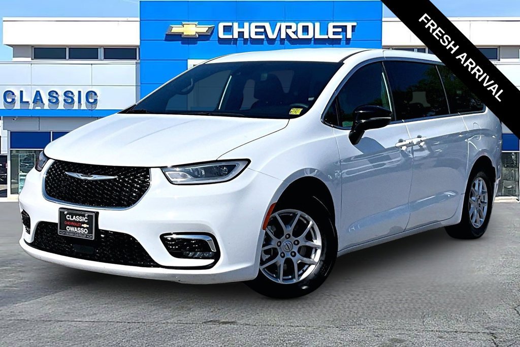 Used 2025 Chrysler Pacifica Select FWD image 2