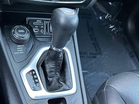 Used 2018 Jeep Cherokee Overland image 24