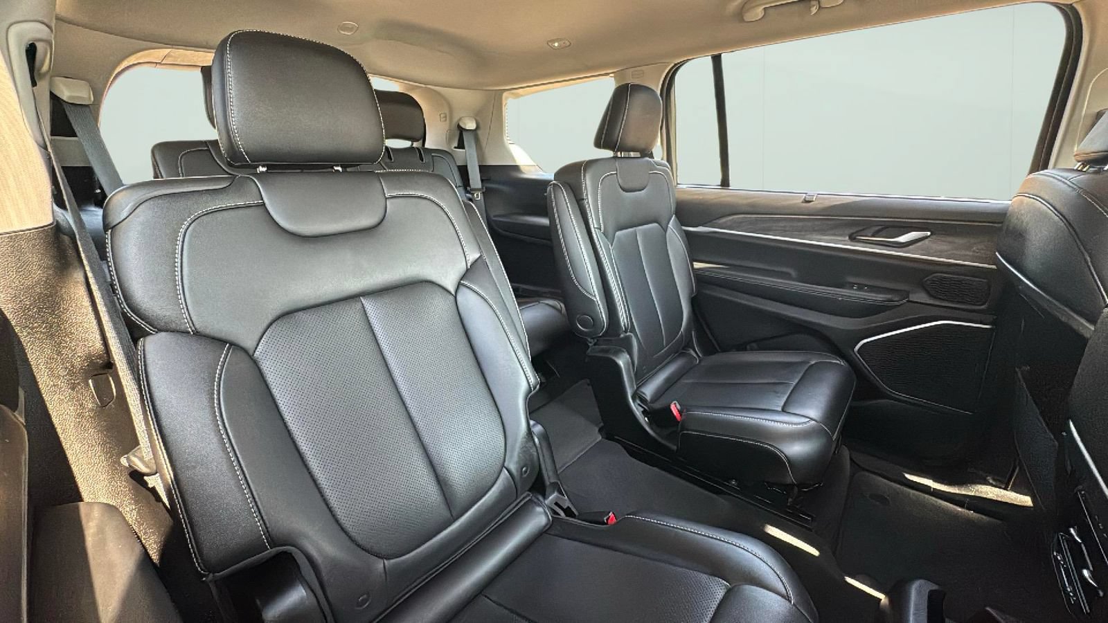 Used 2023 Jeep Grand Cherokee L Limited w/ Luxury Tech Group II AWD/4WD image 25