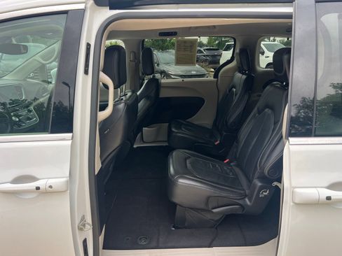 Used 2022 Chrysler Pacifica Touring-L FWD image 19