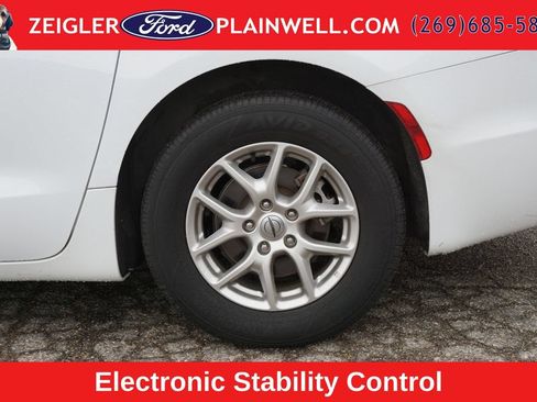Used 2024 Chrysler Pacifica Touring-L FWD image 9