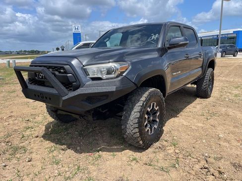 Used 2019 Toyota Tacoma TRD Off-Road image 1