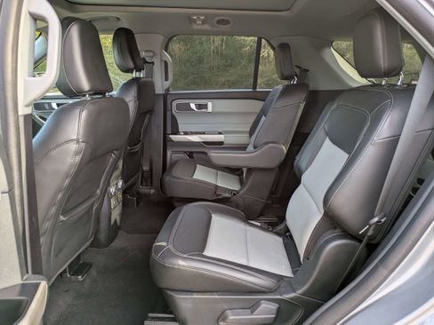 Used 2022 Ford Explorer XLT w/ Equipment Group 202A image 17