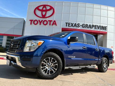 Used 2023 Nissan Titan SV w/ SV Convenience Package RWD image 2