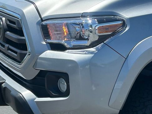 Used 2018 Toyota Tacoma SR5 AWD/4WD image 12