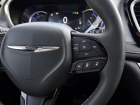 Used 2024 Chrysler Pacifica Limited FWD image 12