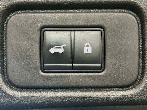 Used 2023 Nissan Pathfinder SL AWD/4WD image 32