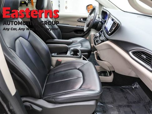 Used 2023 Chrysler Pacifica Touring-L image 26