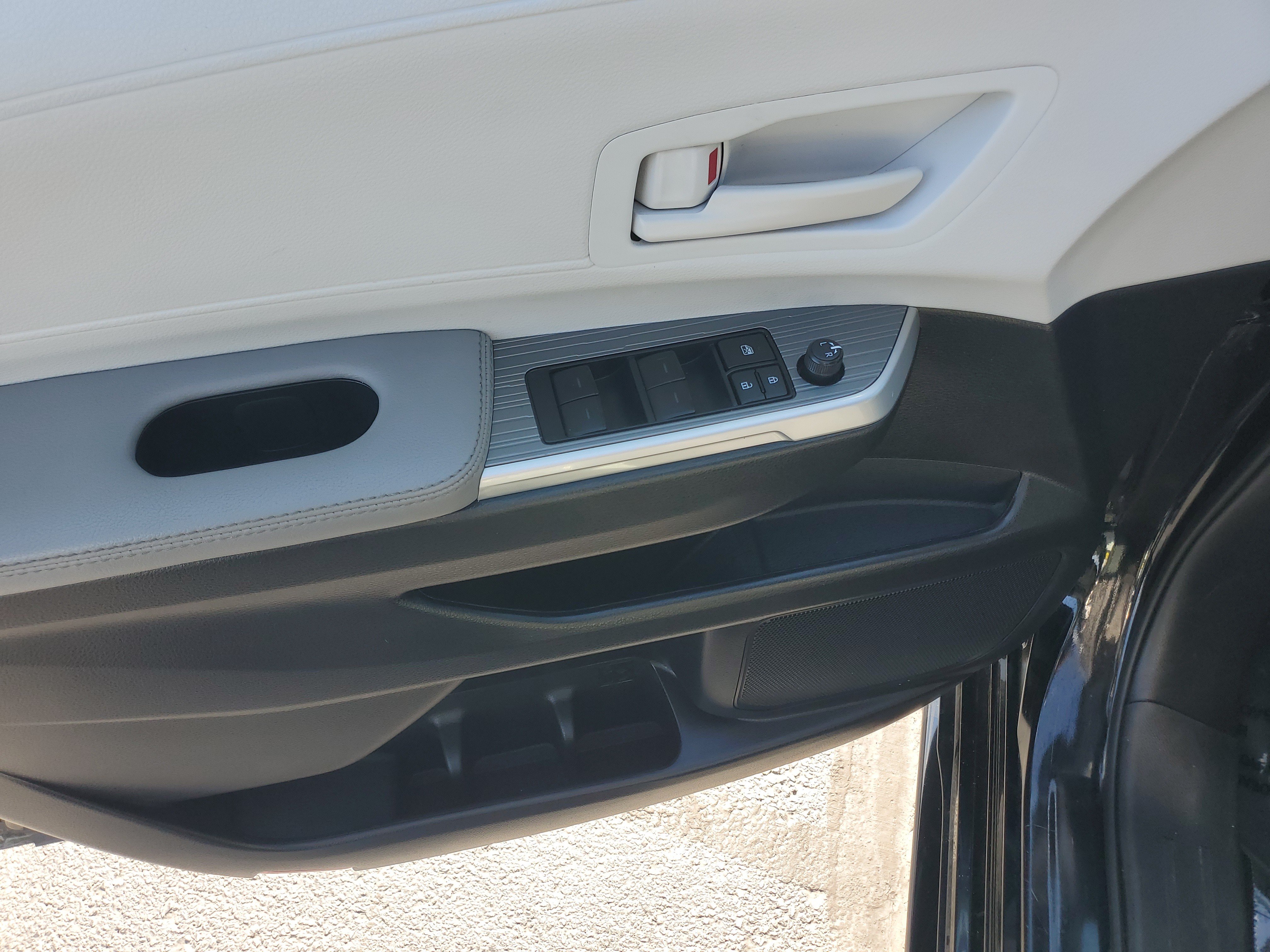 Certified 2025 Toyota Sienna LE FWD image 23
