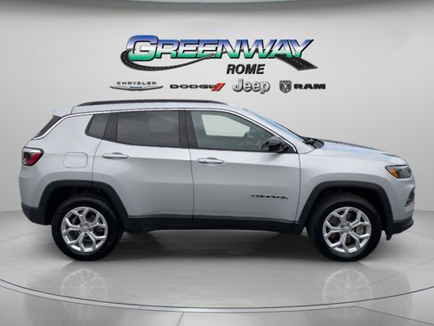 Used 2024 Jeep Compass Latitude AWD/4WD image 8