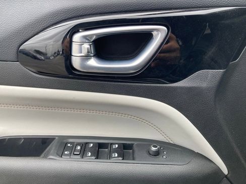 Used 2025 Jeep Compass Limited image 13