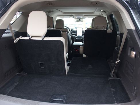 Used 2020 Ford Explorer Platinum w/ Premium Technology Package image 32