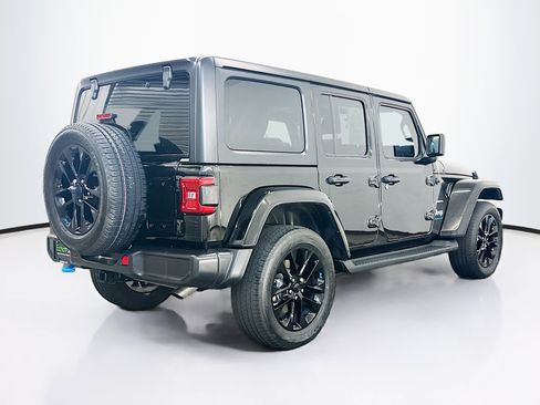Used 2023 Jeep Wrangler Unlimited Sahara w/ Cold Weather Group AWD/4WD image 9