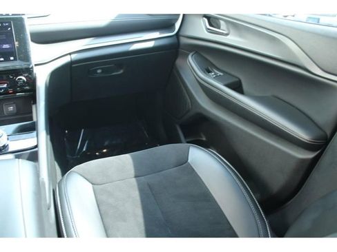 Used 2024 Jeep Grand Cherokee L Altitude AWD/4WD image 19
