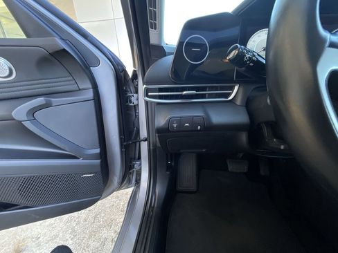 Used 2023 Hyundai Elantra Limited w/ Preferred Accessory Package image 17