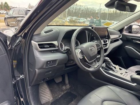 Used 2025 Toyota Highlander XLE image 26