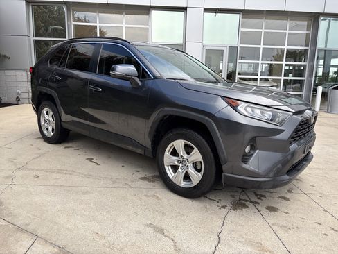 Used 2021 Toyota RAV4 XLE FWD image 2