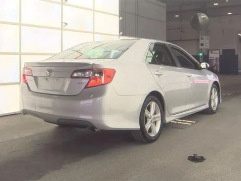 Used 2012 Toyota Camry SE FWD image 3