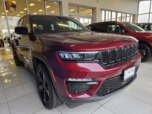 Used 2024 Jeep Grand Cherokee Limited w/ Luxury Tech Group II image 3