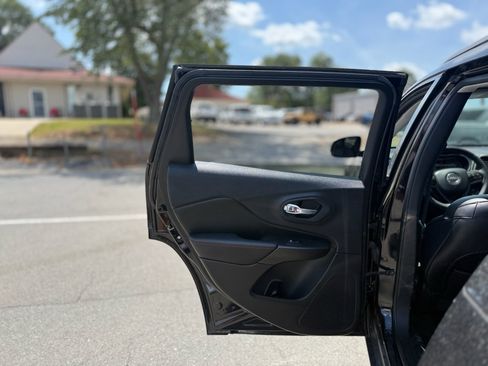 Used 2021 Jeep Cherokee Trailhawk AWD/4WD image 31