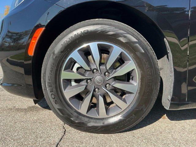 Used 2024 Chrysler Pacifica Limited FWD image 14