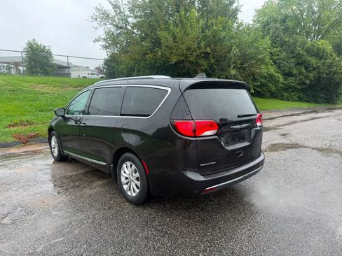 Used 2018 Chrysler Pacifica Touring-L FWD image 4