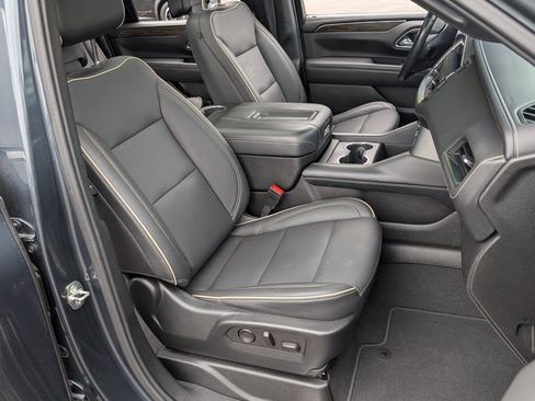 Used 2021 Chevrolet Suburban Premier w/ Premium Package 2 RWD image 24