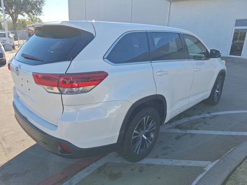 Used 2018 Toyota Highlander LE image 6