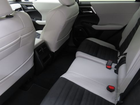 New 2025 Mitsubishi Outlander SE image 21