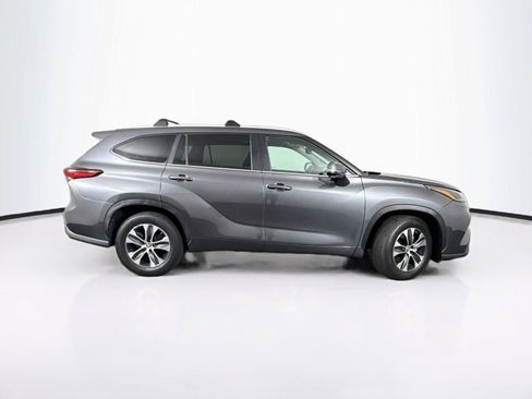 Used 2023 Toyota Highlander XLE FWD image 5