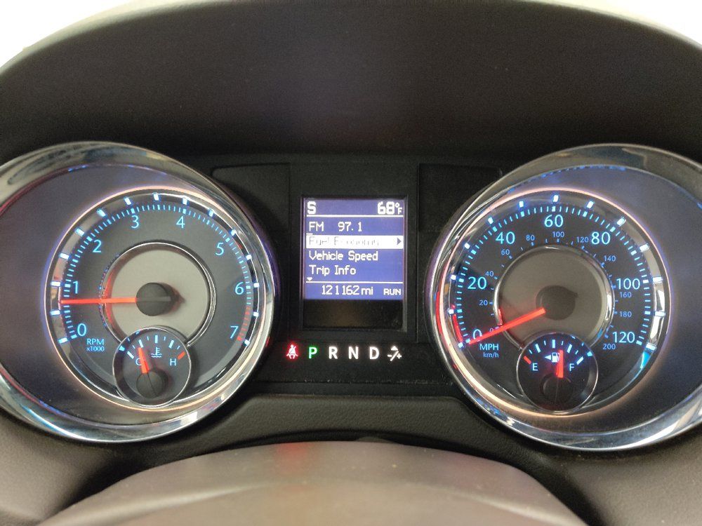 Used 2015 Chrysler Town & Country Touring FWD image 23