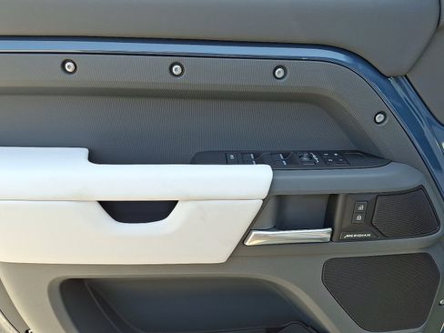Used 2025 Land Rover Defender 110 S image 5