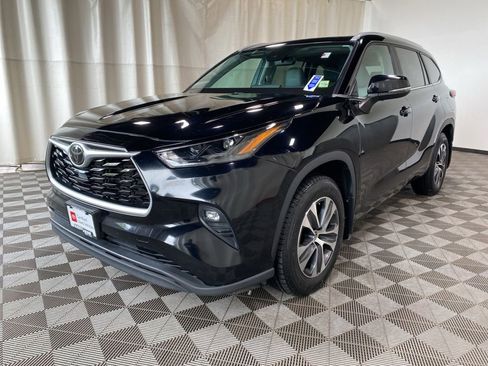 Certified 2023 Toyota Highlander XLE AWD/4WD image 4