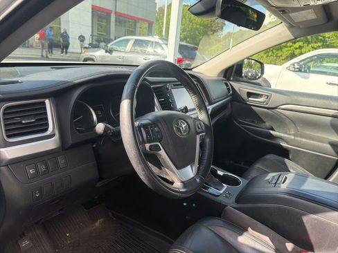 Used 2017 Toyota Highlander SE AWD/4WD image 14