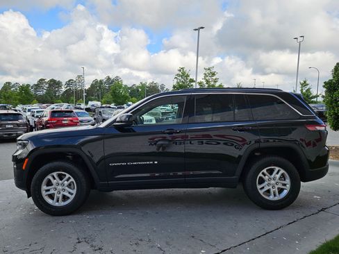 Used 2025 Jeep Grand Cherokee Laredo w/ Trailer Tow Package RWD image 4