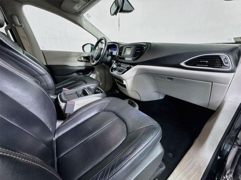 Used 2017 Chrysler Pacifica Touring-L FWD image 16