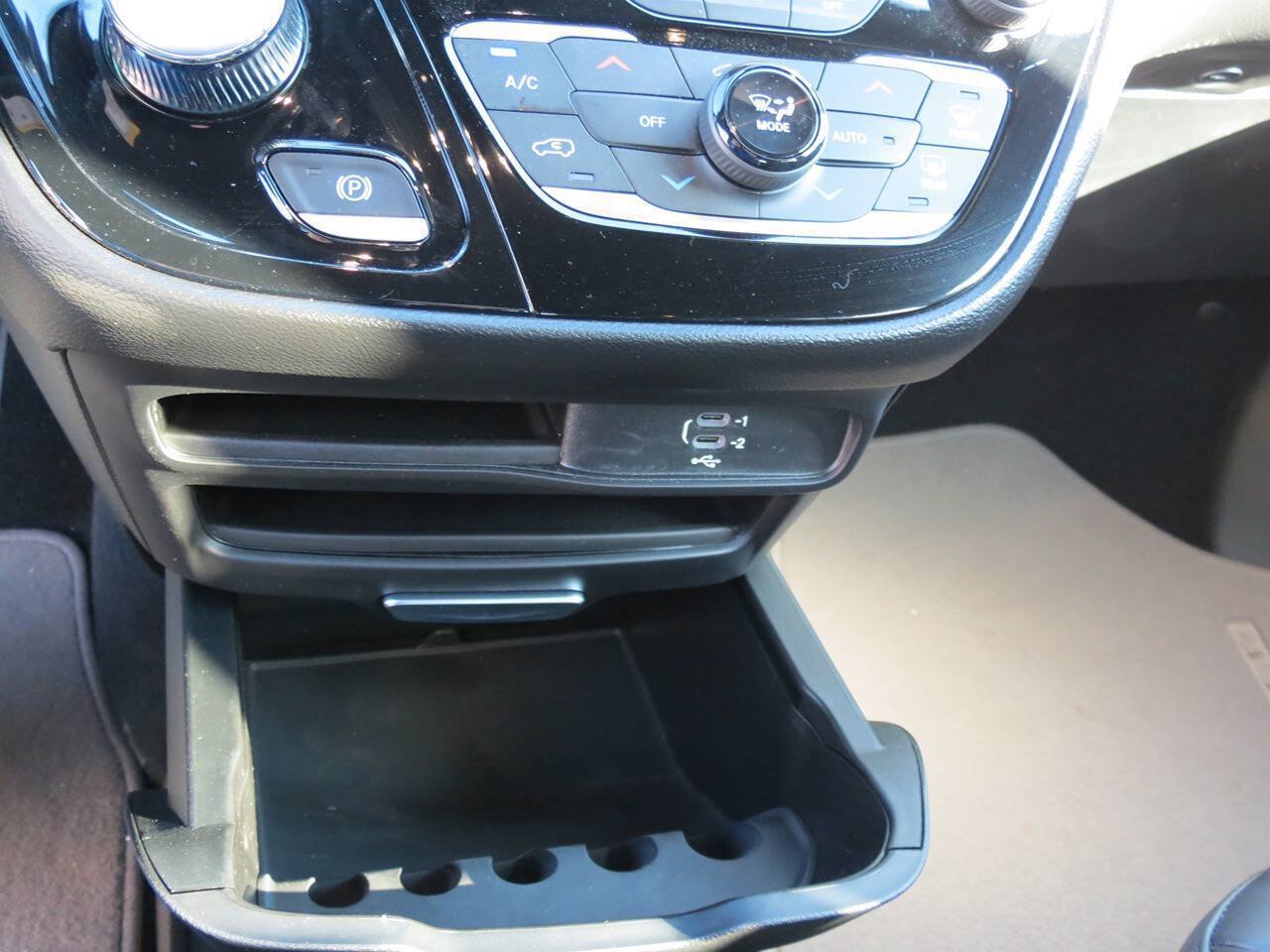 Used 2027 Chrysler Pacifica Select FWD image 11