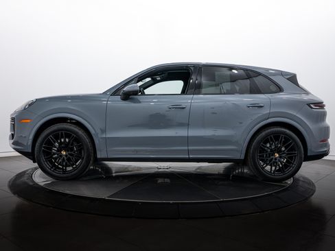 Certified 2025 Porsche Cayenne image 2