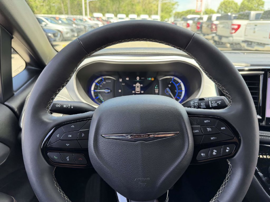 Used 2024 Chrysler Pacifica Limited FWD image 38