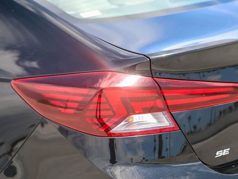 Used 2020 Hyundai Elantra SE FWD image 9
