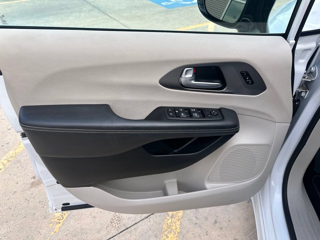 Used 2024 Chrysler Pacifica Touring-L FWD image 9