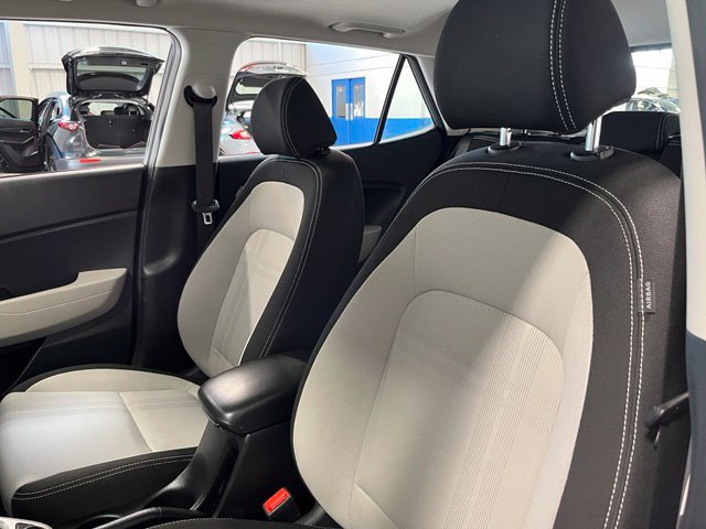 Used 2025 Hyundai Venue SEL FWD image 24