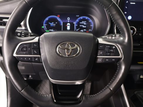 Used 2023 Toyota Highlander Platinum FWD image 3