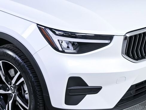 Certified 2025 Volvo XC40 B5 Core image 38