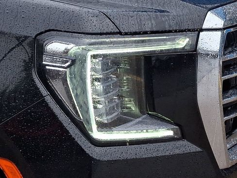 Used 2023 GMC Yukon SLT AWD/4WD image 9